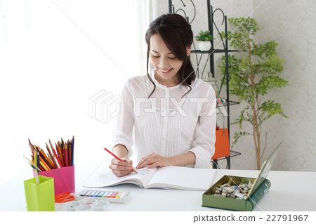 畫一幅畫的女人 22791967