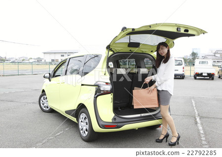 A young woman who loads cars 22792285