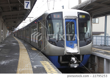 Nishitetsu Tenjin Omuta Line Type 3000 stopping at Nishitetsu Omuta Station (limited express: bound for Nishitetsu Tenjin) 22795253