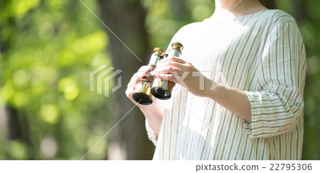 雙筒望遠鏡和女士們 22795306