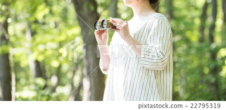 雙筒望遠鏡和女士們 22795319