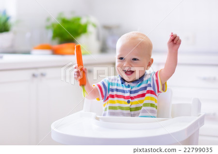 Little baby eating carrot 22799035