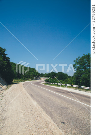 road markings disappearing into the distance 22799281