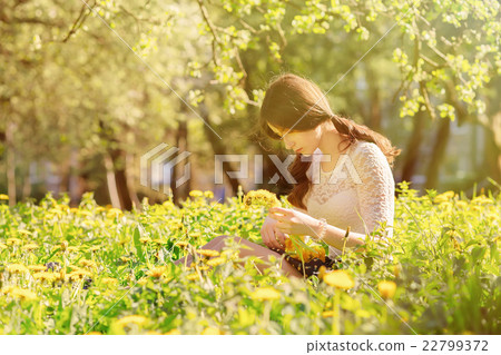 girl making crown 22799372