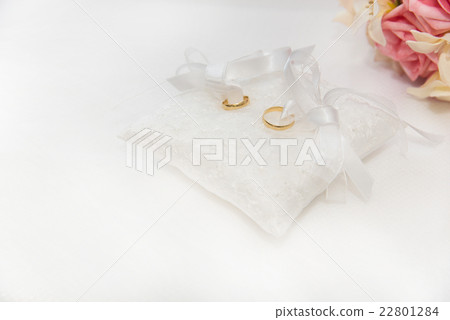 在圓環枕頭的婚戒 22801284