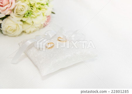 在圓環枕頭的婚戒 22801285