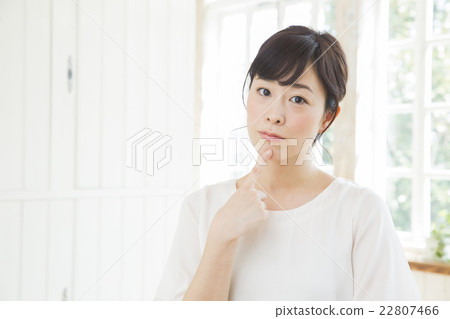 Middle-aged female Middle-aged female 22807466