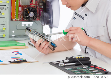 Men who repair personal computers 22810978