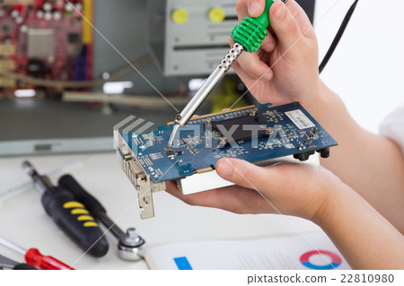 修理個人電腦的男士 22810980