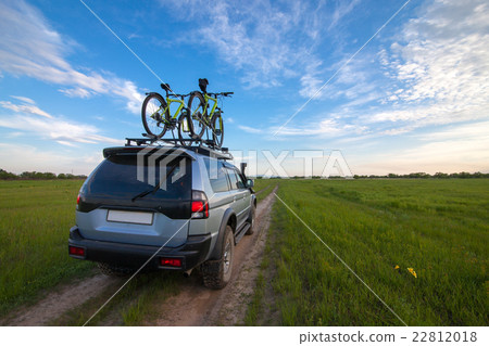 4x4 SUV with two bicycles on roof rack 22812018