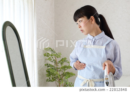 遭受身體形狀朽爛的主婦，當清洗時 22812848