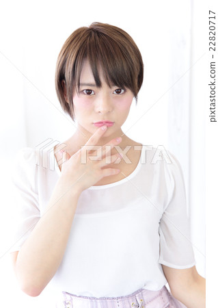 Young lady hairstyle fashion 22820717