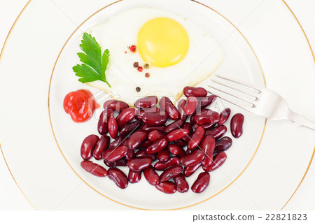 Fried Egg with Red Beans 22821823