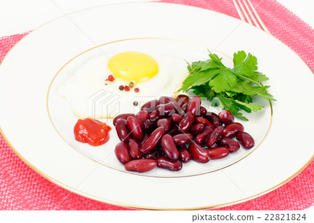 Fried Egg with Red Beans 22821824