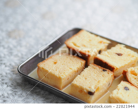 French toast preparation (raisin bread) French toast preparation (raisin bread) 22821944