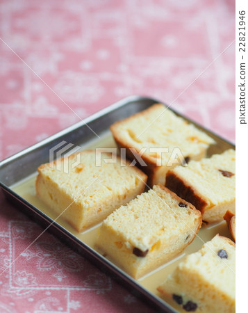 French toast preparation (raisin bread) 22821946