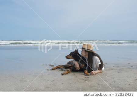 狗和放鬆的女人 22828422