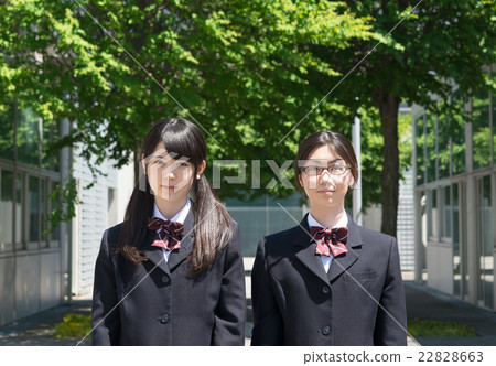 穿校服的學校女孩在學校大廈前面 22828663