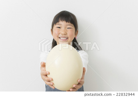 Child with ostrich egg 22832944