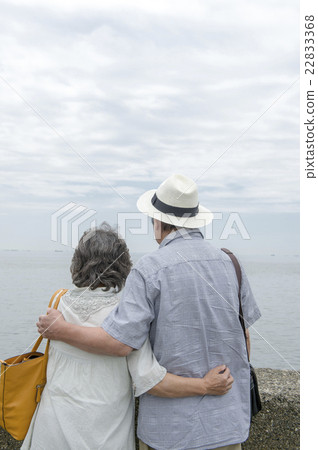 Senior couple looking at the sea 22833368