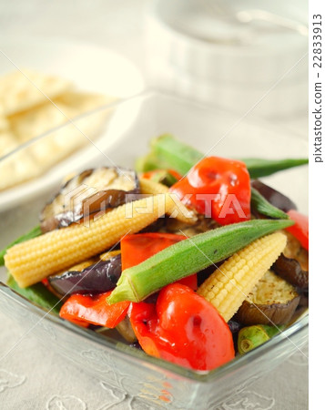 烤夏季蔬菜醃製沙拉餅乾（垂直位置） 22833913