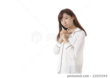 禱告姿勢的一個少婦 22835343