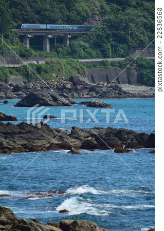 限量快遞“南風”沿著海邊奔跑 22836568