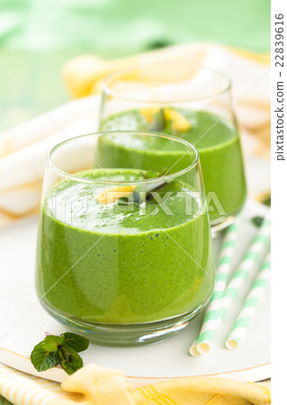 Spinach smoothie  with mint. 22839616