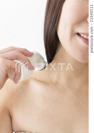 中年婦女用僵硬的肩膀畫藥 中年婦女用僵硬的肩膀畫藥 22840511