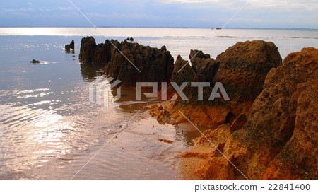 沿海的岩石區 沿海的岩石區 22841400