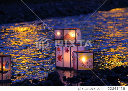 金澤淺野川，燈籠飄浮 22841436