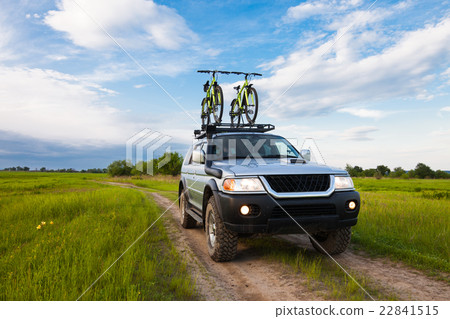 4x4 SUV with two bicycles on roof rack 22841515