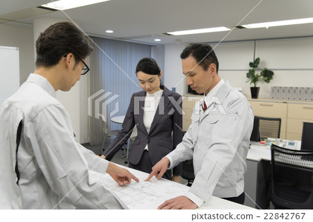 諮詢繪圖討論的工程師 諮詢繪圖討論的工程師 22842767