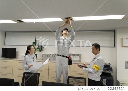 Engineer who inspects air conditioning equipment 22842811