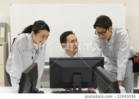 Engineers looking at the display and meeting 22843036