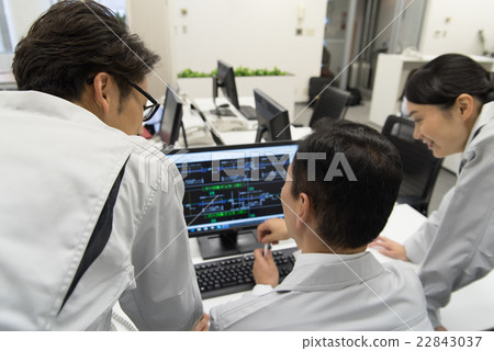 看著顯示和會議的工程師 22843037