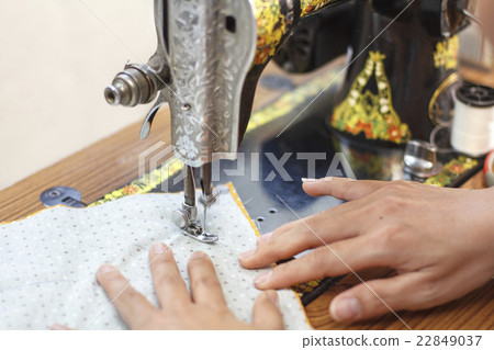 Retro style manual sewing machine working Retro style manual sewing machine working 22849037