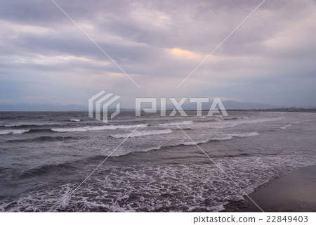 強風天晚上視圖從Katase捕魚港口西岸的 強風天晚上視圖從Katase捕魚港口西岸的 22849403