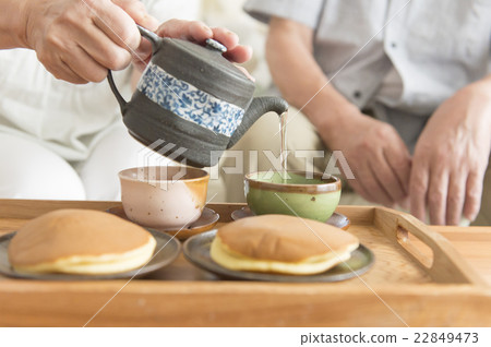 Senior couple drinking tea 22849473