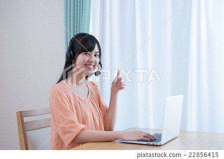 穿私人衣服的學校女生(電腦,網絡學習,耳機) 穿私人衣服的學校女生(電腦,網絡學習,耳機) 22856415