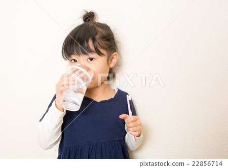 杯子和嘴巴 22856714