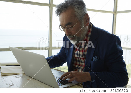 操作個人電腦的老人 22856870