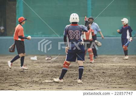 Women's softball game match scenery 22857747