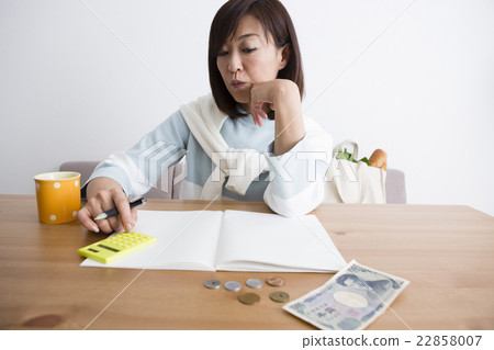 看家庭帳簿的婦女 看家庭帳簿的婦女 22858007