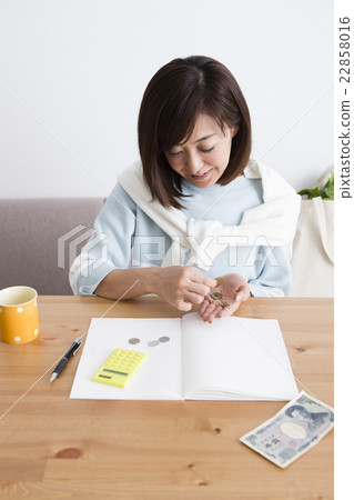 看家庭帳簿的婦女 看家庭帳簿的婦女 22858016