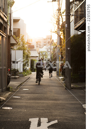 Children running in the sunset 22858795
