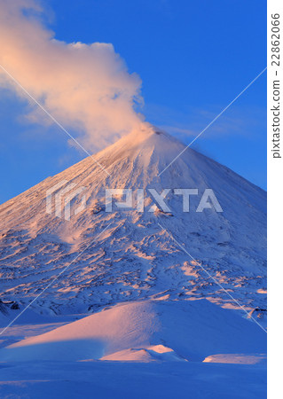 Kamchatka: active Klyuchevskoy Volcano at sunrise Kamchatka: active Klyuchevskoy Volcano at sunrise 22862066