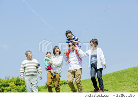 使用在一個新鮮的綠色公園的三世代家庭 使用在一個新鮮的綠色公園的三世代家庭 22865190