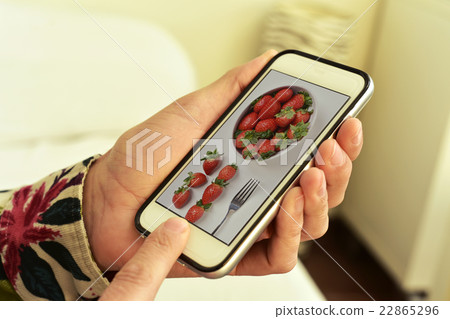 picture of a bowl with strawberries in smartphone 22865296