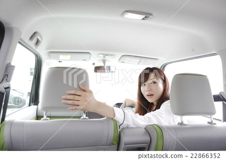 一位年輕的女士支持汽車 一位年輕的女士支持汽車 22866352